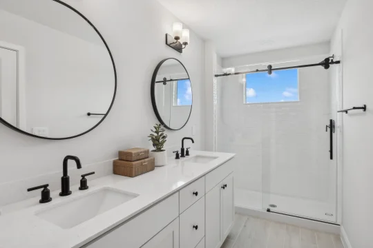Arabella II - Primary Bath