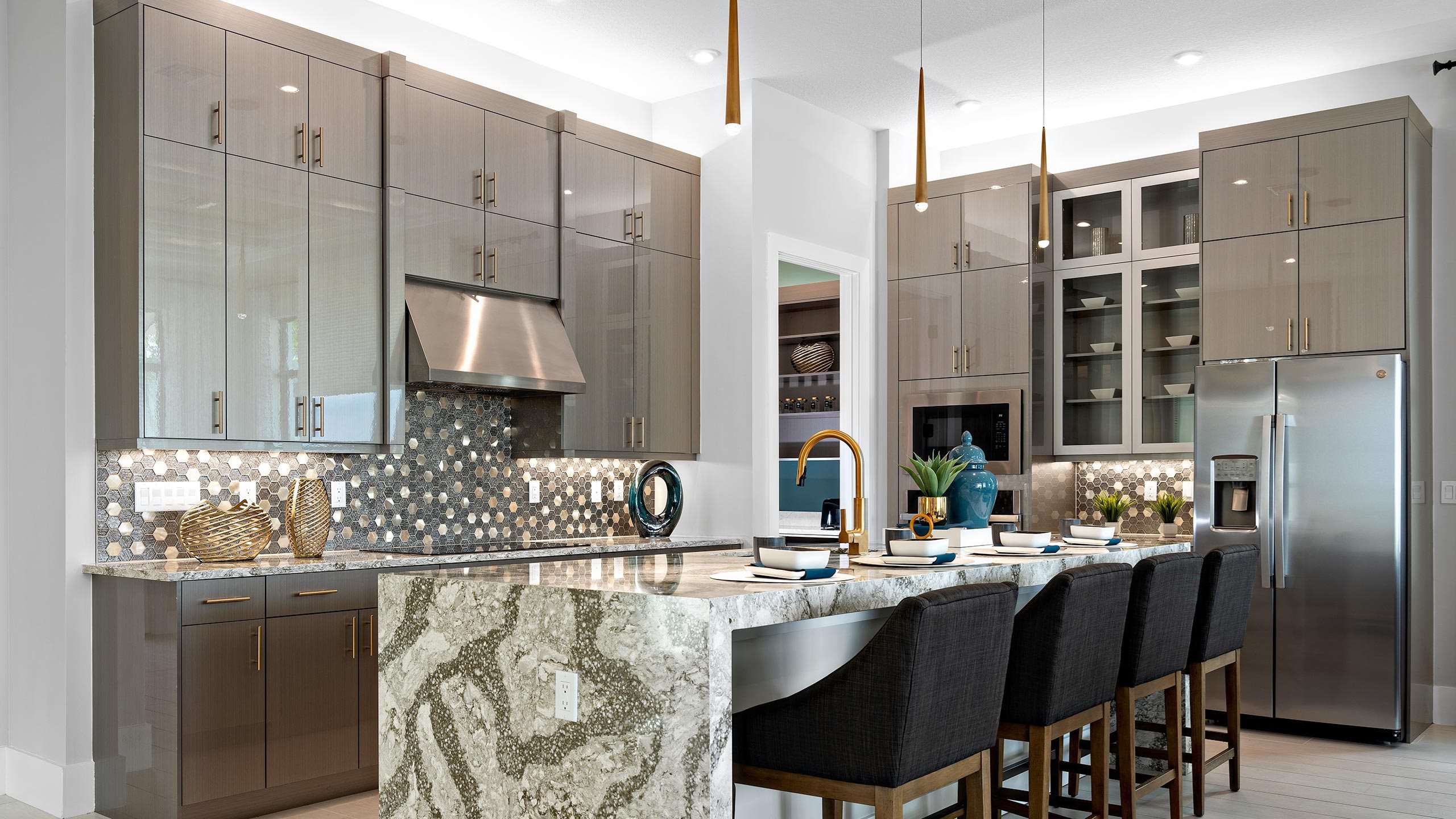 Leslie - Island Kitchen